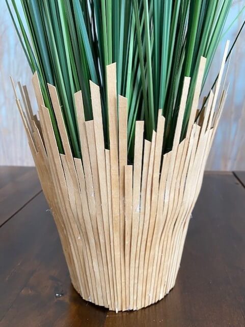 Bambuisen pöytätabletin materiaalia on hyödynnetty ruukun koristelussa.