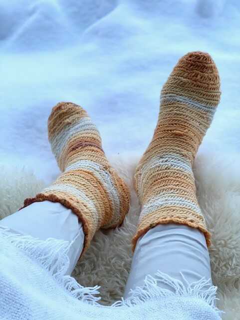 Tässä artikkelissa kerron kuinka lopulta opin neulaamaan perinteisesti ja esittelen sinulle ihan ensimmäiset itse neulaamani neulakinnas sukkani. 