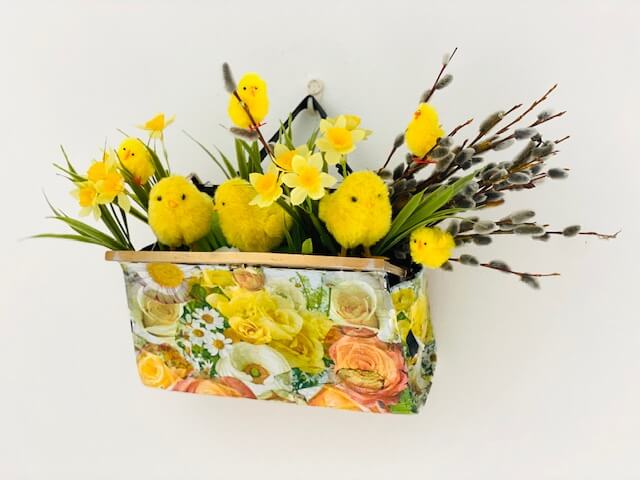 Pääsiäsiasetelma voi olla näinkin ihastuttava! Vintage-laukusta saa tuunaamalla iloisen kukkalaukun, joka toimii myös pääsiäisasetelmana.
