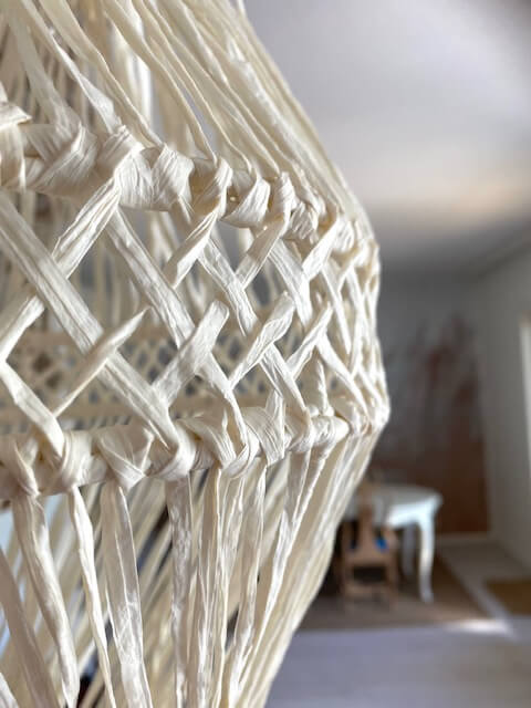 Itse tehty paperinauhavalaisin on kaunis sisustuselementti, joka sopii monen tyyliseen kotiin.