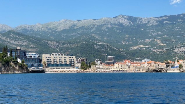 Hotelli Avala näkyy kuvassa vasemmalla vaaleana isona rakennuksena, jonka edessä on rantatuoleja. Kuvan oikeassa reunassa vanhan kaupungin muurit ja rakennuksia