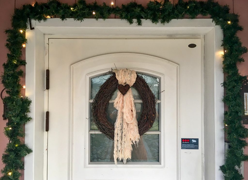 Monivuotinen risukranssi on kaunis koriste ovessa. 